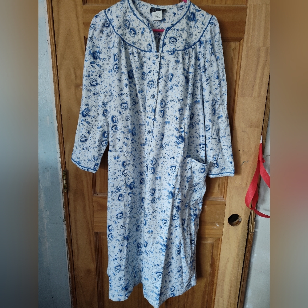 Vintage chandio button down  gown with two pocket size large NWOT